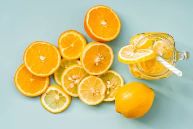 Narenciye Portakal ve limon üstten görünüm mavi dilim limonata saman bir mason kavanoza bir içme ile süslenmiş