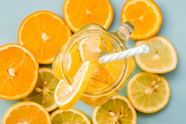 Narenciye Portakal ve limon üstten görünüm mavi dilim limonata saman bir mason kavanoza bir içme ile süslenmiş