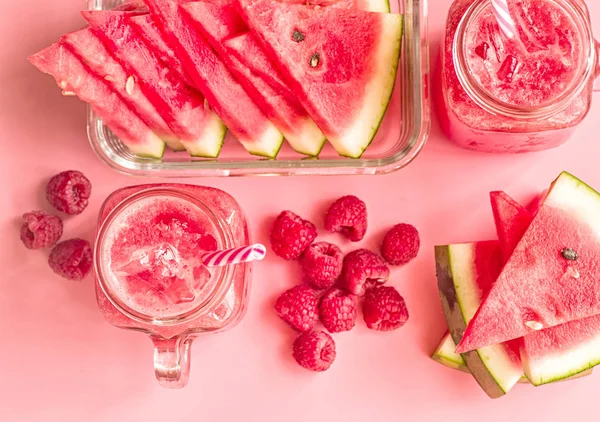 Concepto Bebidas Verano Rebanadas Sandía Batidos Tarro Albañil Sobre Fondo — Foto de Stock