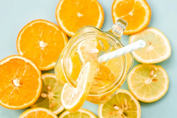 Narenciye Portakal Limon Üstten Görünüm Mavi Dilim Limonata Saman Bir — Stok fotoğraf