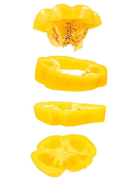 明亮的黄色甜椒片漂浮在空气中的白色与修剪路径隔离 — 图库照片