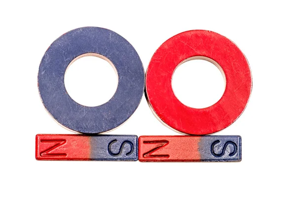 Gruppierung Roter Und Blauer Ring Und Stabmagnete Isoliert Auf Weiß — Stockfoto