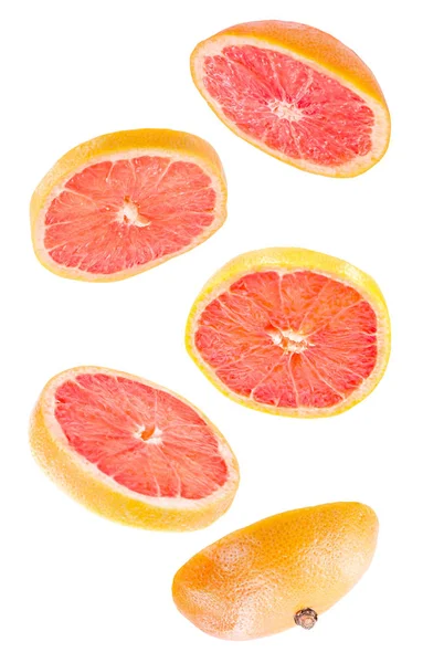 Kreativní Koncept Létáním Grapefruitu Plátky Grapefruitu Izolovaných Bílém Pozadí Lehkomyslnost — Stock fotografie