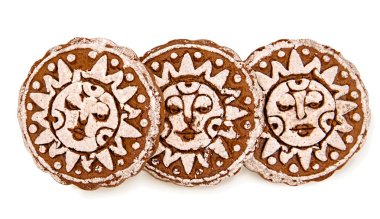 Beyaz kırpma yoluyla izole güneş şeklinde cam şeker ile yuvarlak gingerbreads
