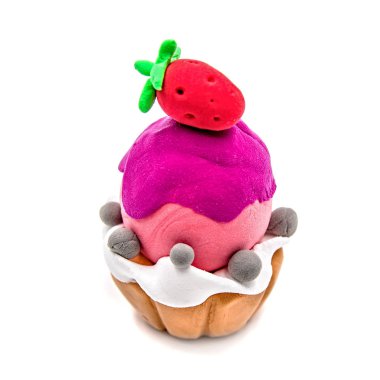 sahte kil cupcake tekne ile pembe ve beyaz krem ve beyaz arka plan üzerinde izole üst çilek