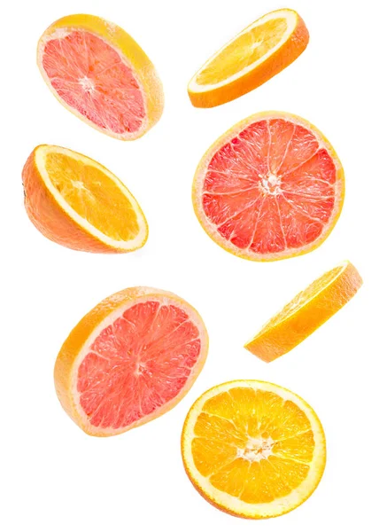 柑橘系の果物をフライングで創造的な概念 グレープ フルーツとオレンジの孤立した白い背景をスライスしました 空に浮かぶ軽さフルーツ — ストック写真