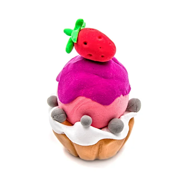 sahte kil cupcake tekne ile pembe ve beyaz krem ve beyaz arka plan üzerinde izole üst çilek