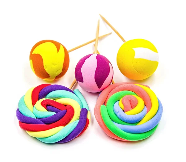 Grup üzerinde beyaz izole el yapımı hamuru lolipop el sanatları