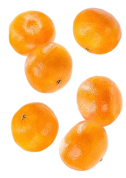 Ganze Mandarinen fliegen in der Luft isoliert auf weißem Grund — Stockfoto
