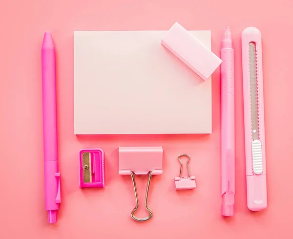 Artigos de papelaria rosa sobre fundo rosa vista superior flat lay — Fotografia de Stock