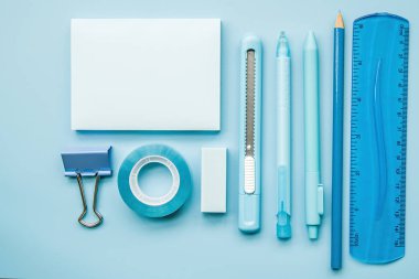 geri okul yaratıcı kavramı için. mavi arka plan en iyi görünüm düz mavi kırtasiye yatıyordu. çocuksu veya erkek okul araçları