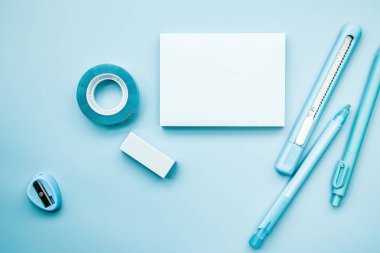 geri okul yaratıcı kavramı için. mavi arka plan en iyi görünüm düz mavi kırtasiye yatıyordu. çocuksu veya erkek okul araçları
