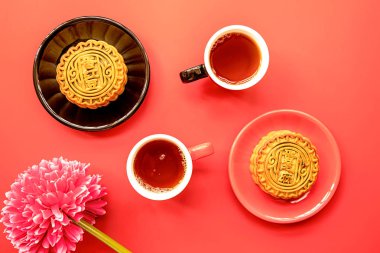 Orta Sonbahar Festivali gıda mooncakes parlak zemin üzerine çay ve pamuk top ile geleneksel Çince düz lay görüntülemek