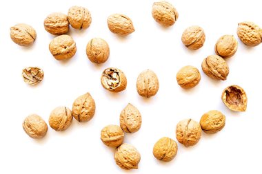 Beyaz arka plan üzerinde izole ceviz dağılım. sağlıklı gıda desen