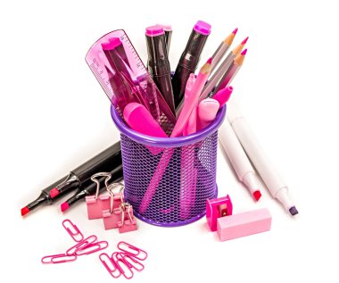 izole üzerinde beyaz pembe ve mor Kırtasiye sahibi, okul veya ofis malzemeleri