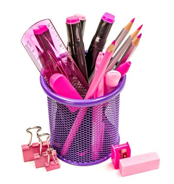 geri okul kavramı. Beyaz arka plan üzerinde izole bir metal kalem kap içinde mor ve pembe Kırtasiye