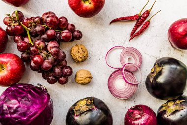 çiğ mor sebze ve meyve Beyaz ahşap zemin üzerinde görünümü top