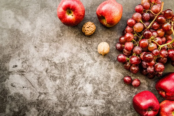 Fruta púrpura y roja sobre fondo oscuro vista superior —  Fotos de Stock