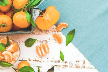 hurma ve mandalina Beyaz ahşap masa üstü üzerinde göster