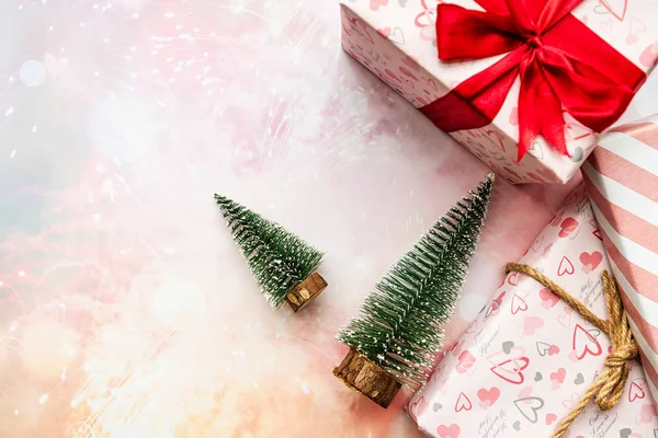Regalos de Navidad y abetos sobre fondo rosa borroso —  Fotos de Stock