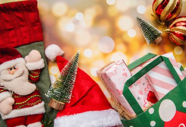 Noel çorap ve süslemeler altın bulanık arka plan üzerinde