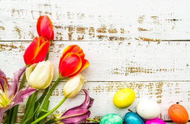 beyaz ve kırmızı lale buketi renkli yumurta beyaz ahşap plakalar arka planda, kopya alanı, üstten görünüm