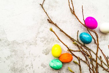 Kukum dalları üzerinde beyaz mermer arka plan arka plan, kopya alanı, renkli yumurta ile görünümü top