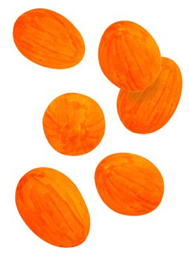 Beyaz arka plan üzerinde izole düşen turuncu Paskalya yortusu yumurta