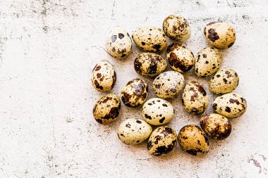 Bıldırcın yumurta dağılım dokulu arka plan üzerinde yığını. Paskalya tatil kavramı