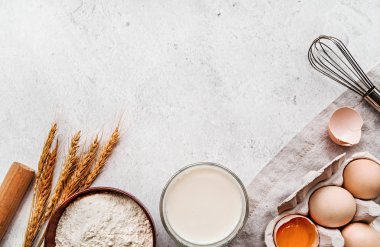 Mermer zemin üzerine bir keten masa örtüsü malzemelerle pişirme