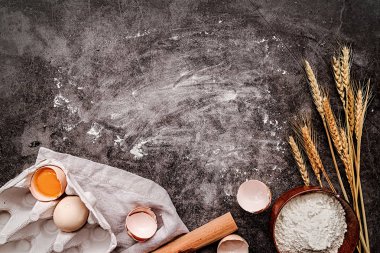 Maddeler ile boşaltmak koyu arka plan üzerinde dağınık un ile pişirme