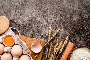 Pişirme malzemelerin boşaltmak ile koyu arka plan üzerine