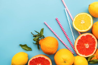 çubuk üzerinde mavi arka plan en iyi görünüm düz içme ile taze narenciye kopya alanı ile yatıyordu