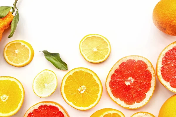 新鲜的夏天柑橘类水果在白色背景平躺在顶部的看法 — 图库照片