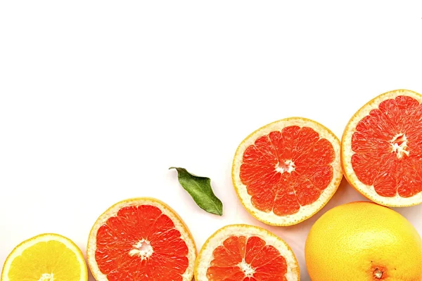 Ny sommar citrusfrukter på vit bakgrund platt låg ovanifrån — Stockfoto