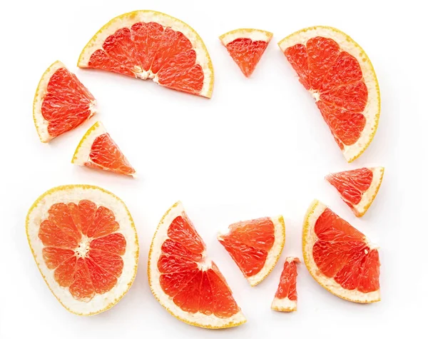 Kreativ sommar mönster gjorda av grapefrukt segment på vit bakgrund. Frukt minimal koncept — Stockfoto