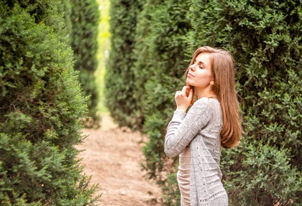 Felice giovane donna caucasica godendo alberi odore in primavera nel parco all'aperto — Foto Stock