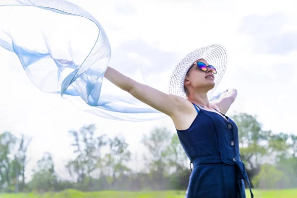 Hermosa mujer caucásica feliz agitando una bufanda sobre el cielo nublado —  Fotos de Stock