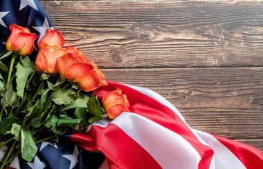 Ahşap arka plan düz abd bayrağı üzerinde Güller üst görünümü yatıyordu. Bağımsızlık Günü