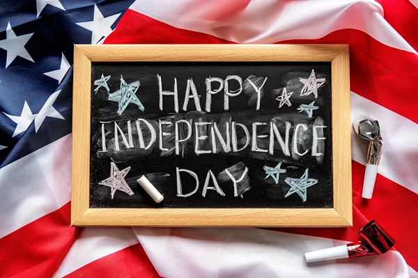 Nahaufnahme der amerikanischen Flagge mit einer Tafel mit Text Happy Independence Day Draufsicht — Stockfoto