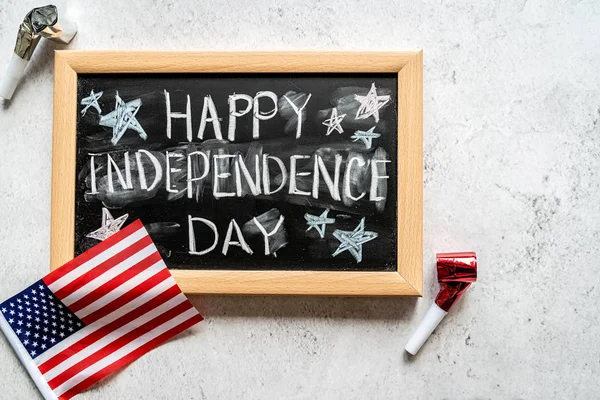 Primo piano della bandiera americana con lavagna con testo Happy Independence Day vista dall'alto — Foto Stock