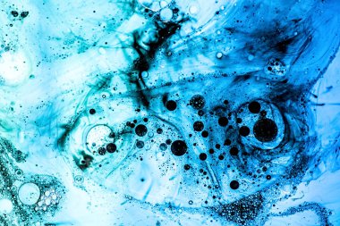 Soyut arka planda su yüzeyinde siyah mürekkepli parlak mavi kabarcıklar