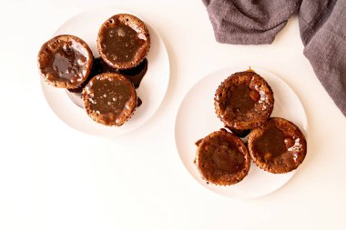 beyaz tabak üst görünümünde tepesi ile taze ev yapımı çikolatalı muffins