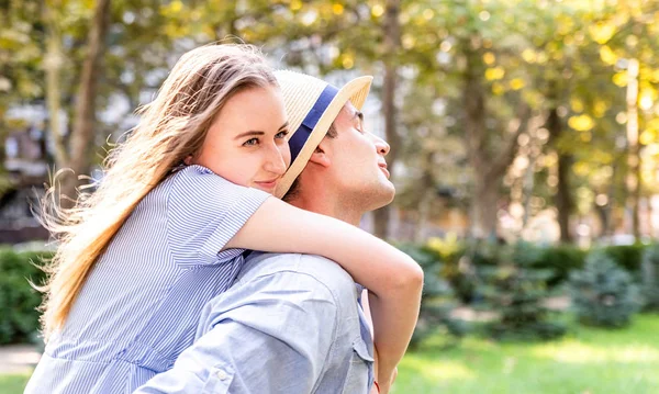 Belo jovem casal desfrutando de seu tempo fora no parque em um dia ensolarado — Fotografia de Stock