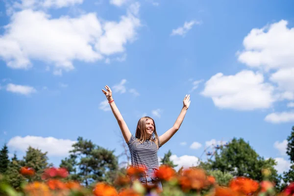 開かれた手で夏の自然の晴れた日に幸せな笑いの女性 — ストック写真