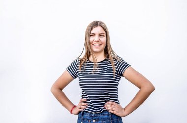 Temiz tenli, gri arka planda rahat kıyafetler içinde doğal makyaj ile güzel gülümseyen beyaz kadın