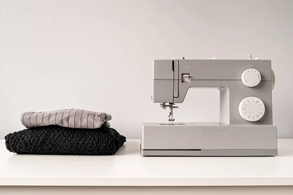 Máquina de coser en la mesa del sastre con la tela con espacio de copia — Foto de Stock