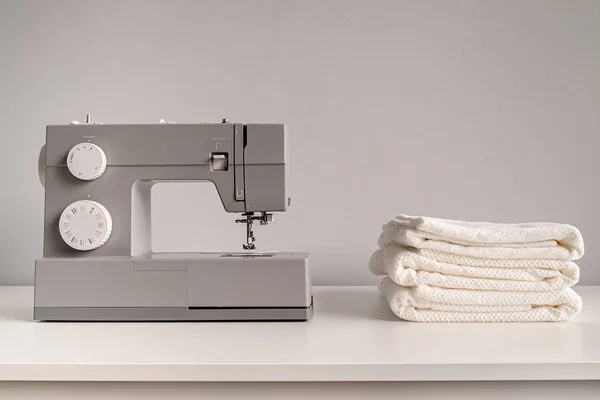 Máquina de coser con toallas blancas en la mesa de sastre con espacio para copiar — Foto de Stock