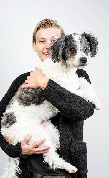 Glückliche Kaukasierin mit Bichon-Frise-Hund in den Händen — Stockfoto