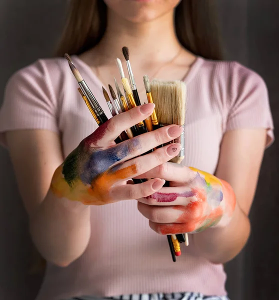 Artista Femenina Color Manos Sosteniendo Pinceles — Foto de Stock